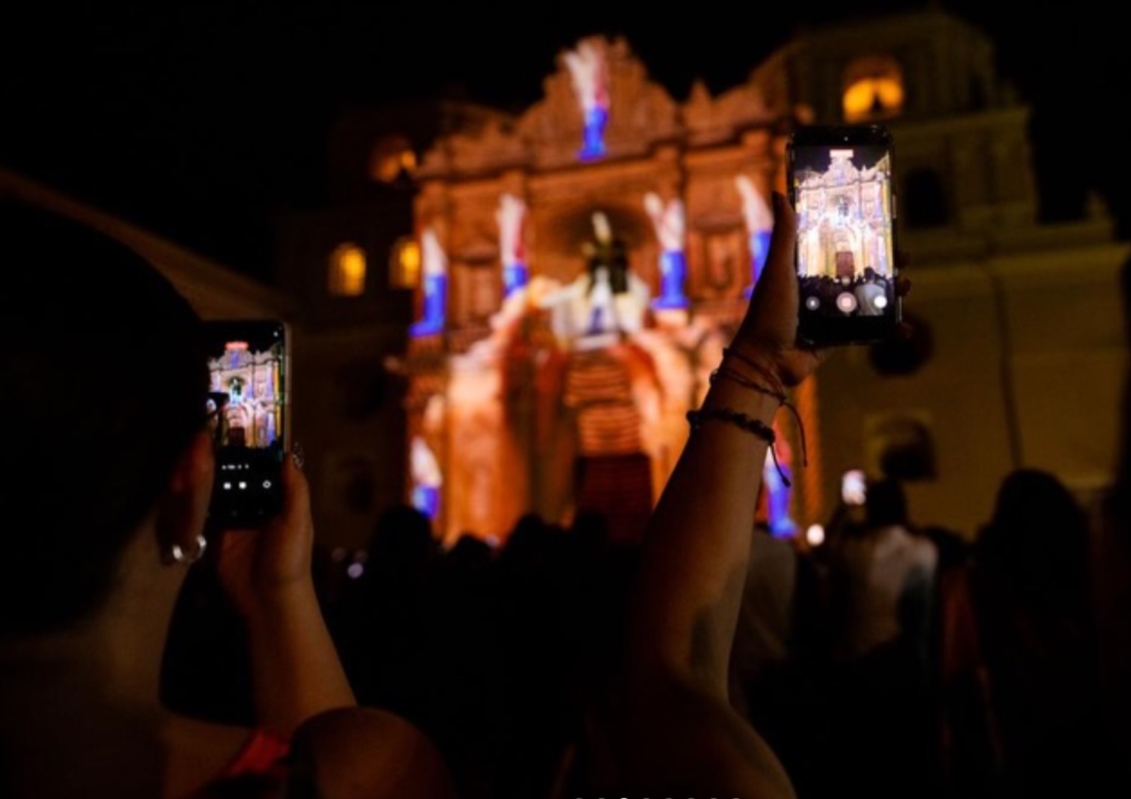 Público registra con sus teléfonos el videomapping Animita
